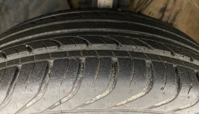 2014 Volkswagen Polo HIGHLINE DIESEL, Diesel, Manual, 1,00,888 km, Left Front Tyre Tread