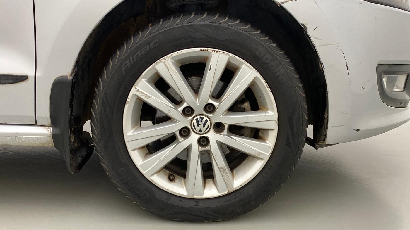 2014 Volkswagen Polo HIGHLINE DIESEL, Diesel, Manual, 1,00,888 km, Right Front Wheel