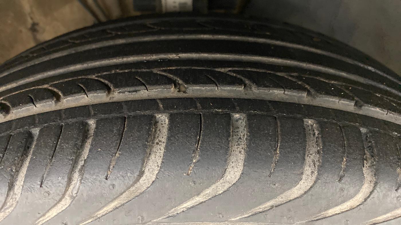 2014 Volkswagen Polo HIGHLINE DIESEL, Diesel, Manual, 1,00,888 km, Right Front Tyre Tread