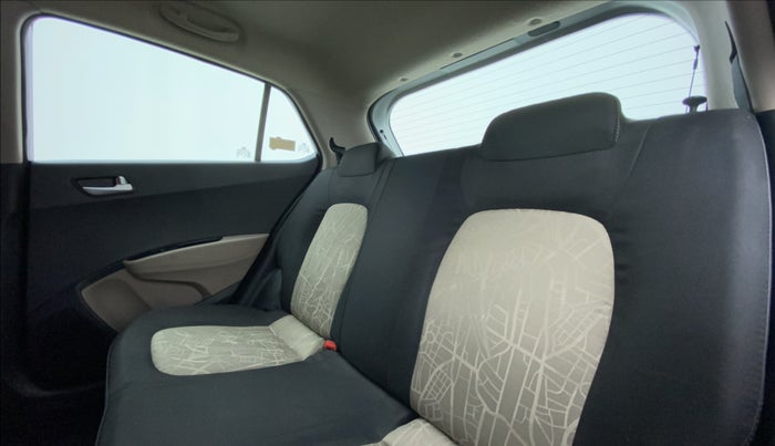 2017 Hyundai Grand i10 SPORTZ (O) AT 1.2 KAPPA VTVT, Petrol, Automatic, 44,433 km, Right Side Rear Door Cabin