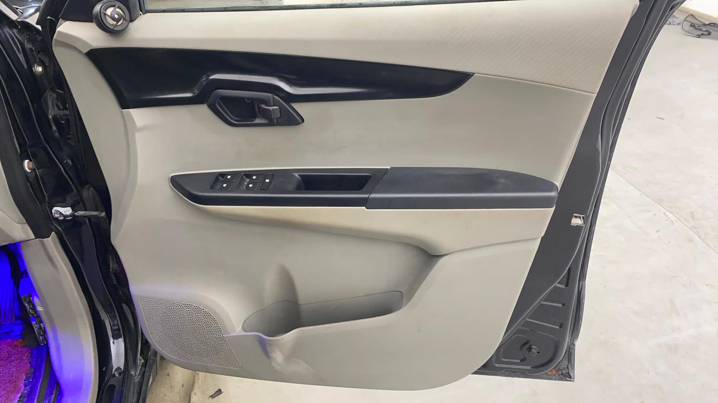 2017 Mahindra Kuv100 K4 6 STR, Petrol, Manual, 39,182 km, Driver Side Door Panels Control