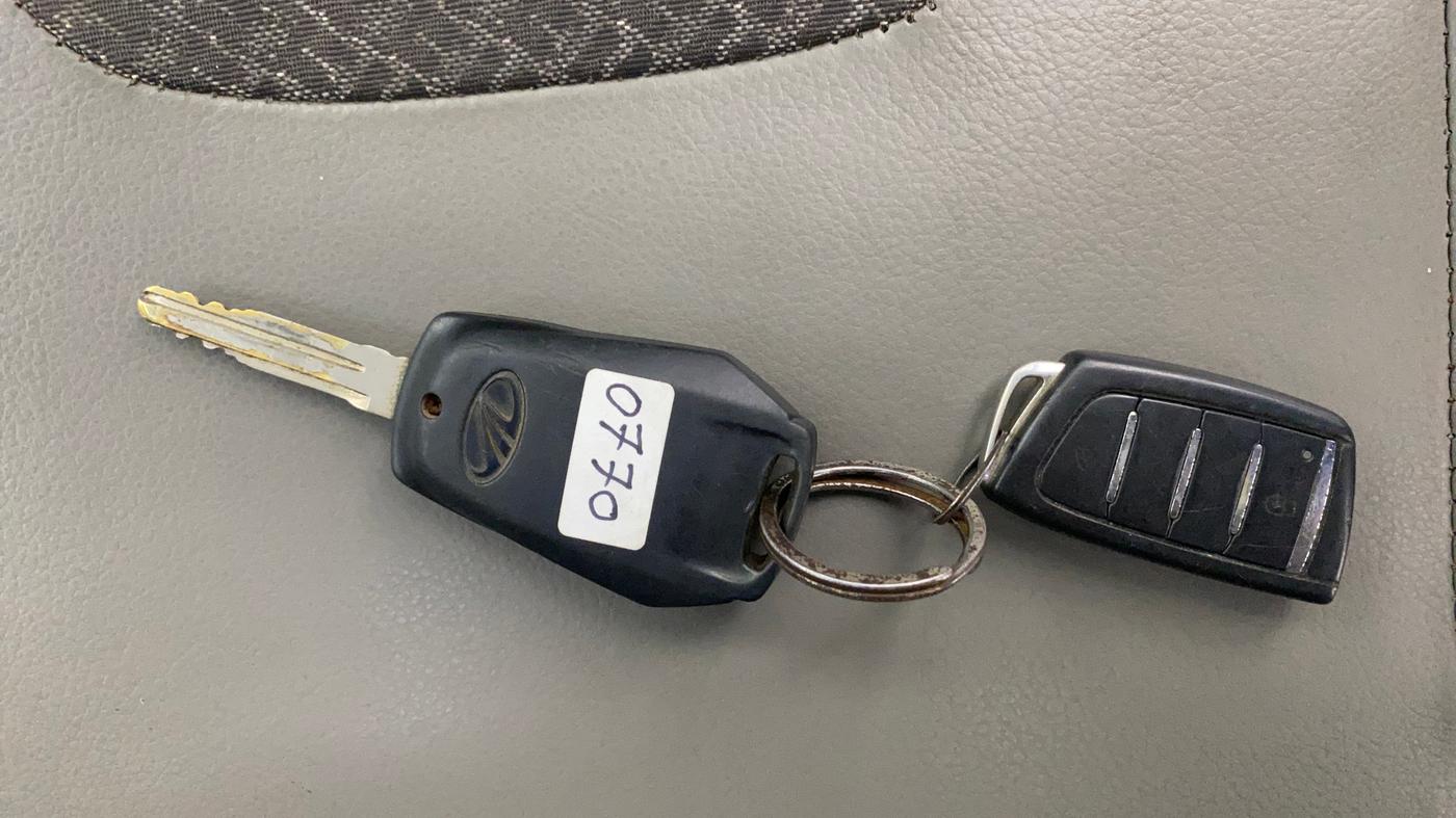 2017 Mahindra Kuv100 K4 6 STR, Petrol, Manual, 39,182 km, Key Close Up