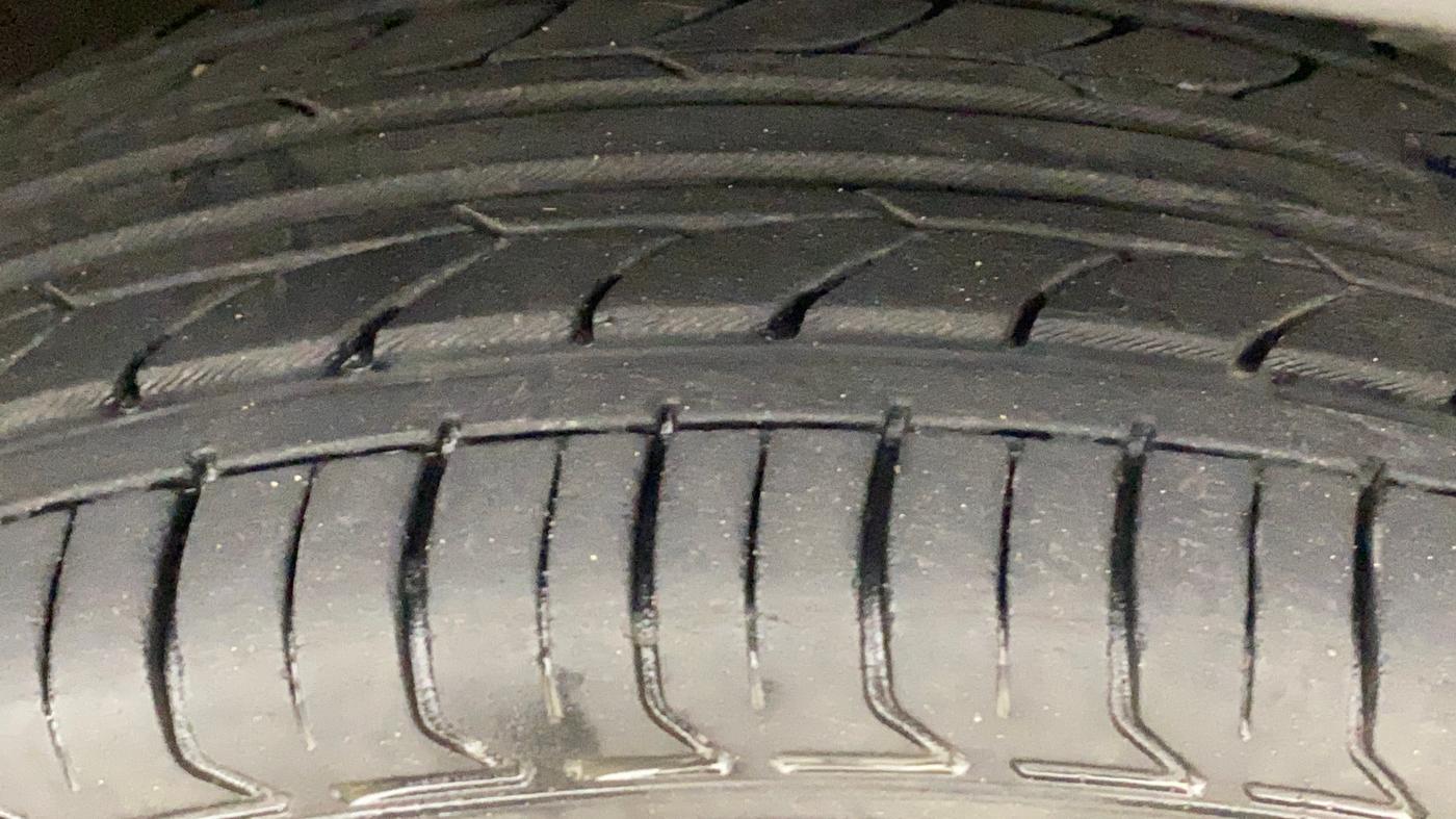 2017 Mahindra Kuv100 K4 6 STR, Petrol, Manual, 39,182 km, Right Front Tyre Tread