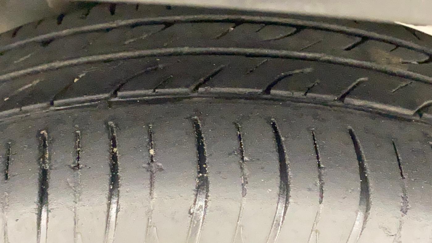 2017 Mahindra Kuv100 K4 6 STR, Petrol, Manual, 39,182 km, Right Rear Tyre Tread