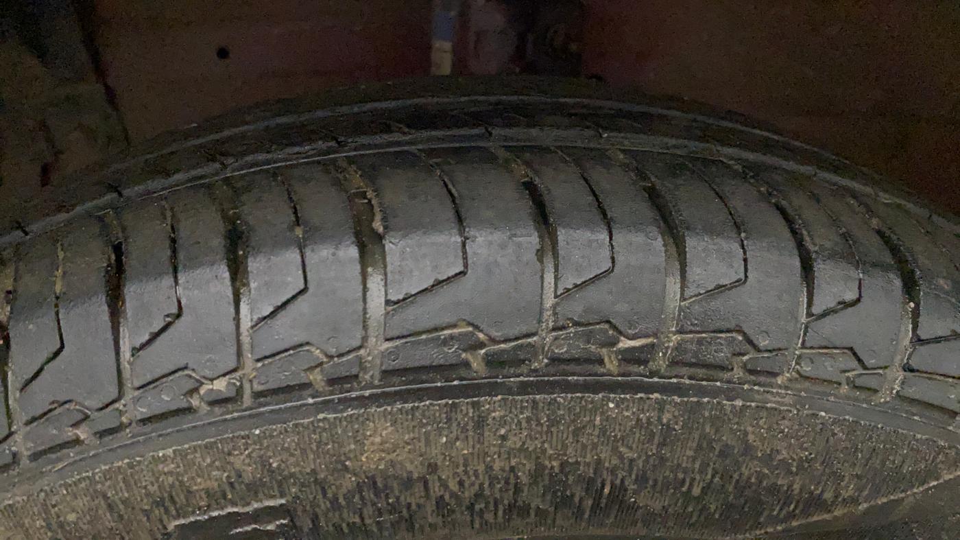 2014 Maruti Swift Dzire VXI, Petrol, Manual, 66,218 km, Left Front Tyre Tread