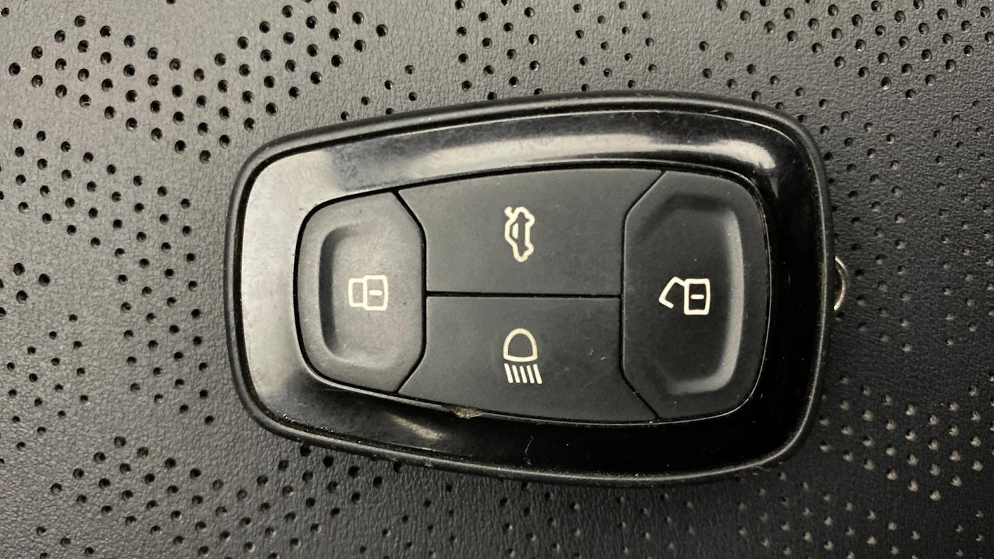 2023 Tata ALTROZ XZ PLUS PETROL, Petrol, Manual, 19,744 km, Key Close Up