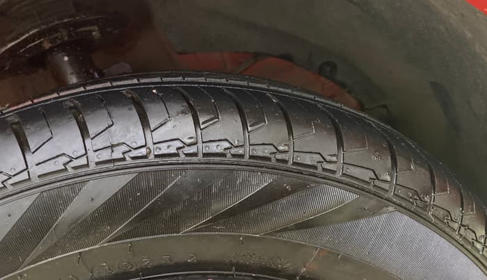2019 Maruti Swift VXI, Petrol, Manual, 61,893 km, Right Front Tyre Tread