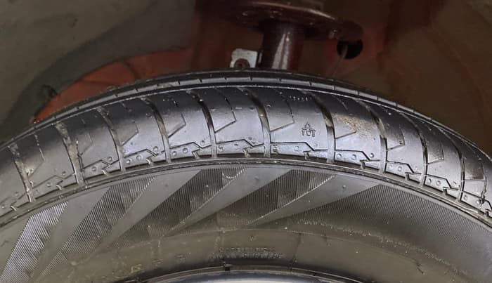 2019 Maruti Swift VXI, Petrol, Manual, 61,893 km, Left Front Tyre Tread