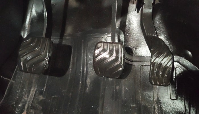 2020 Renault TRIBER RXT, Petrol, Manual, 45,598 km, Pedals