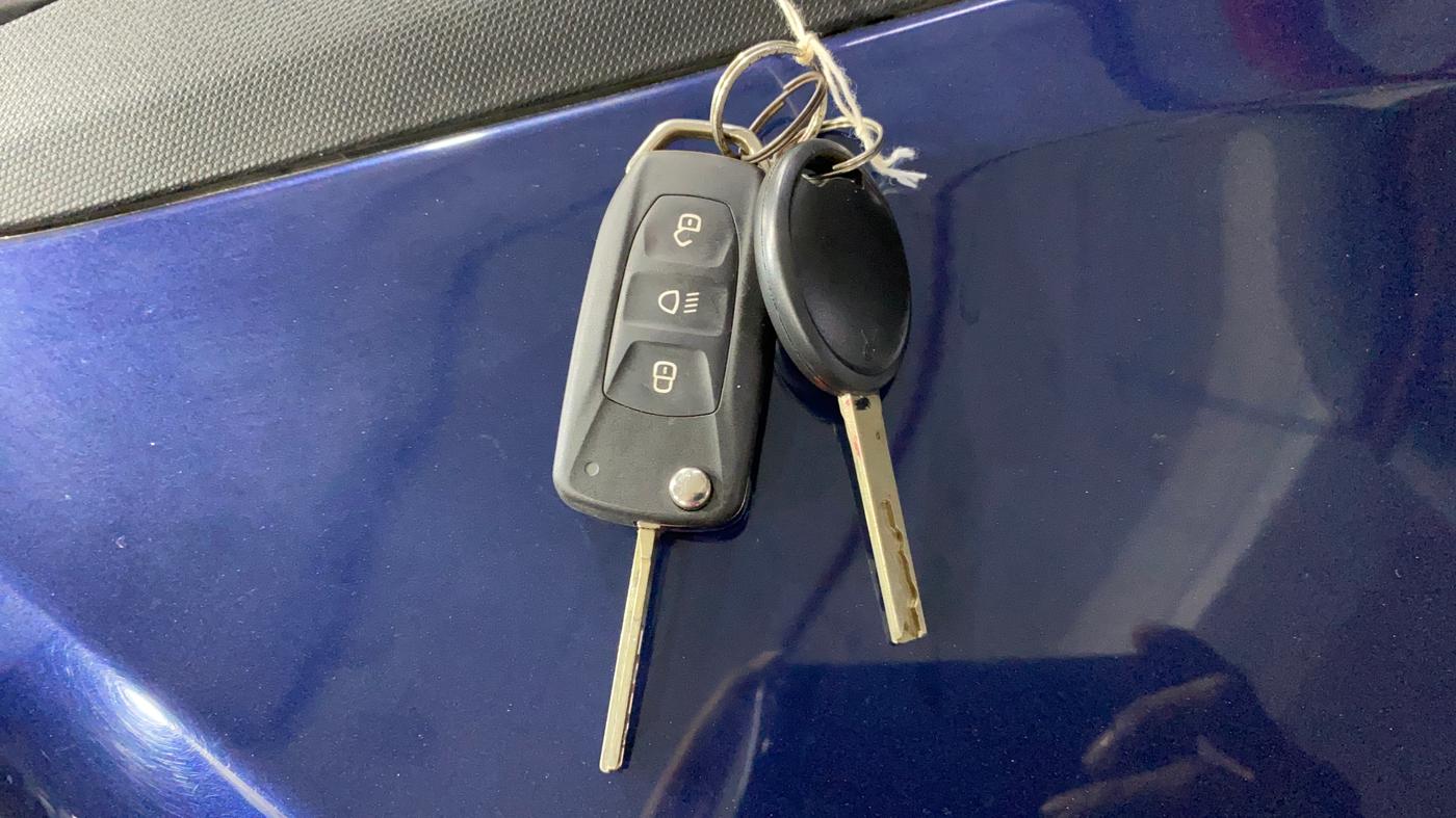 2023 Tata ALTROZ XM PLUS SUNROOF, CNG, Manual, 16,224 km, Key Close Up