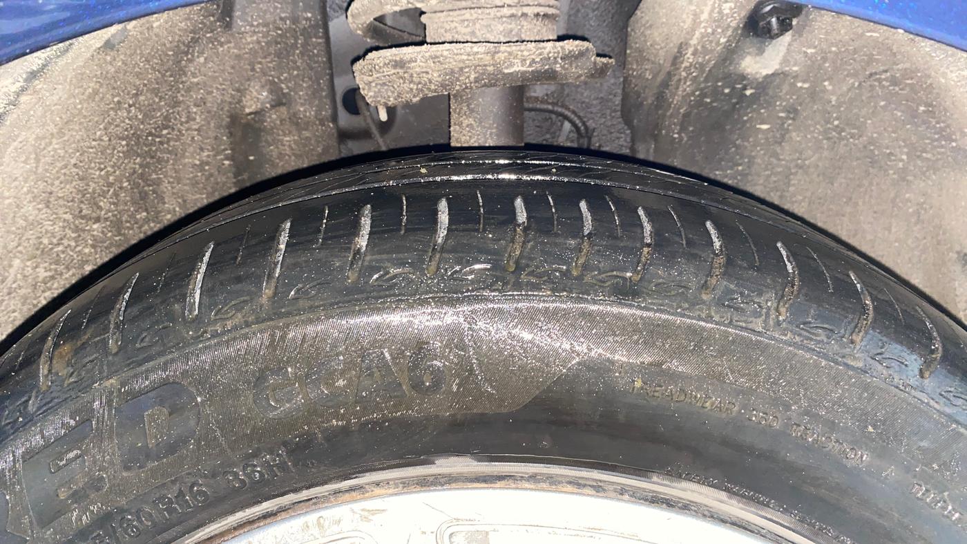 2023 Tata ALTROZ XM PLUS SUNROOF, CNG, Manual, 16,224 km, Right Front Tyre Tread