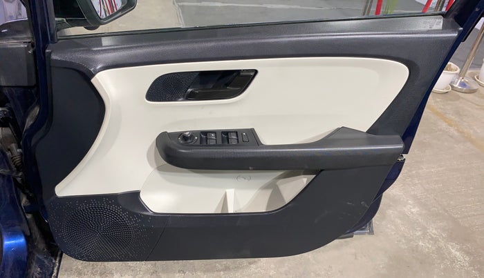2023 Tata ALTROZ XM PLUS SUNROOF, CNG, Manual, 16,224 km, Driver Side Door Panels Control