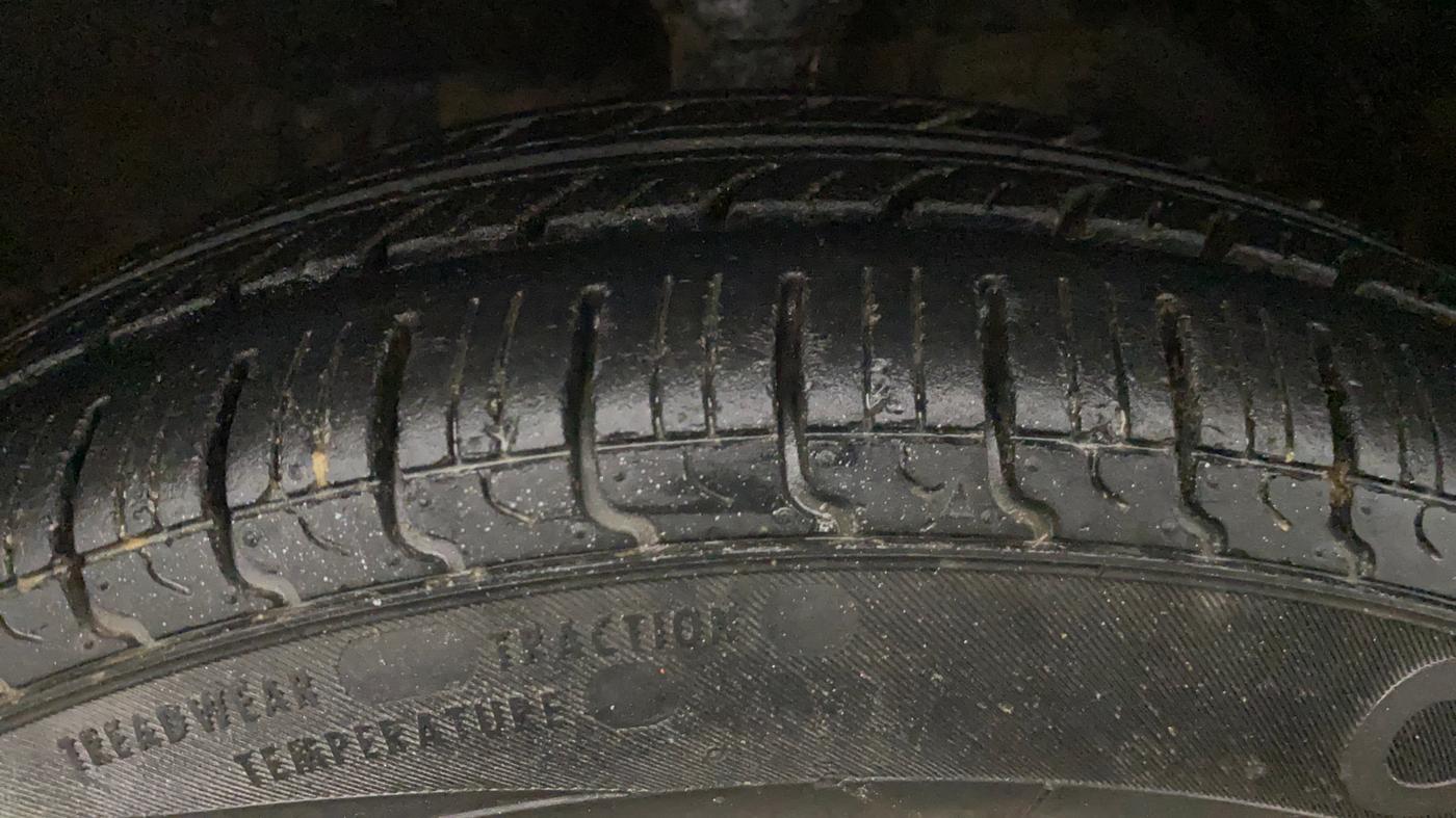 2013 Maruti Wagon R 1.0 LXI, Petrol, Manual, 33,114 km, Left Front Tyre Tread