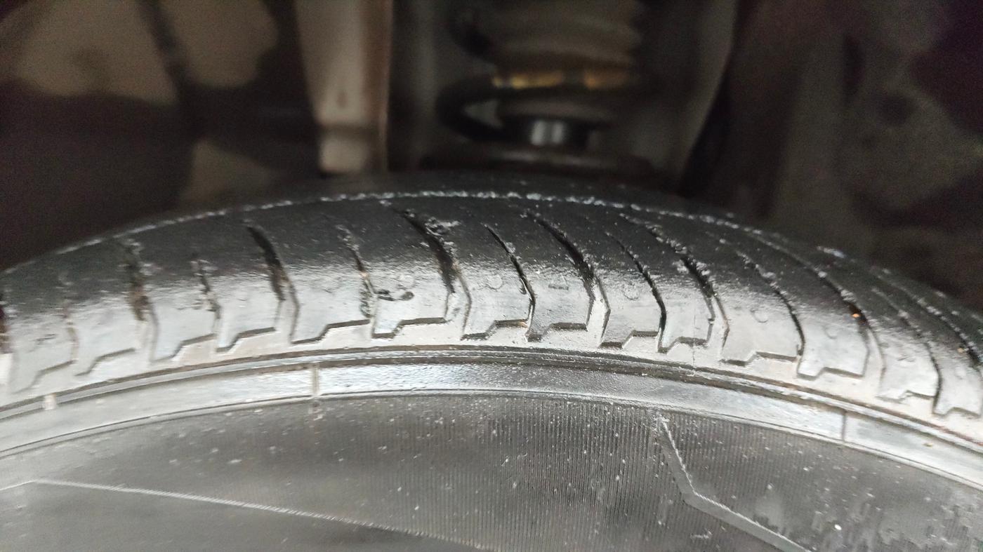 2023 Nissan MAGNITE XE, Petrol, Manual, 46,553 km, Left Front Tyre Tread