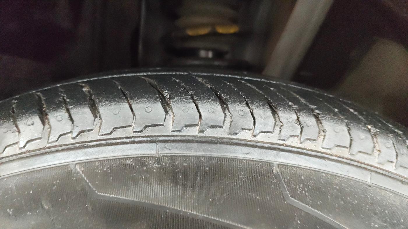 2023 Nissan MAGNITE XE, Petrol, Manual, 46,553 km, Right Front Tyre Tread