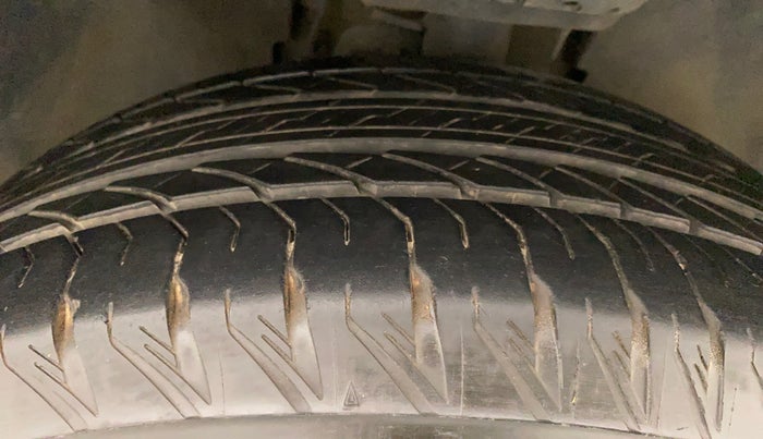 2022 Tata Safari XZA PLUS DARK EDITION, Diesel, Automatic, 27,886 km, Right Front Tyre Tread