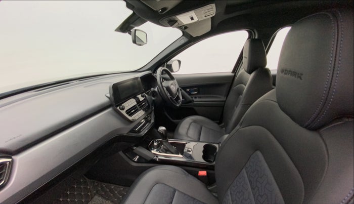 2022 Tata Safari XZA PLUS DARK EDITION, Diesel, Automatic, 27,886 km, Right Side Front Door Cabin