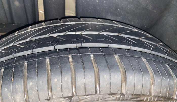 2016 Maruti Swift Dzire ZXI, Petrol, Manual, 73,424 km, Right Rear Tyre Tread