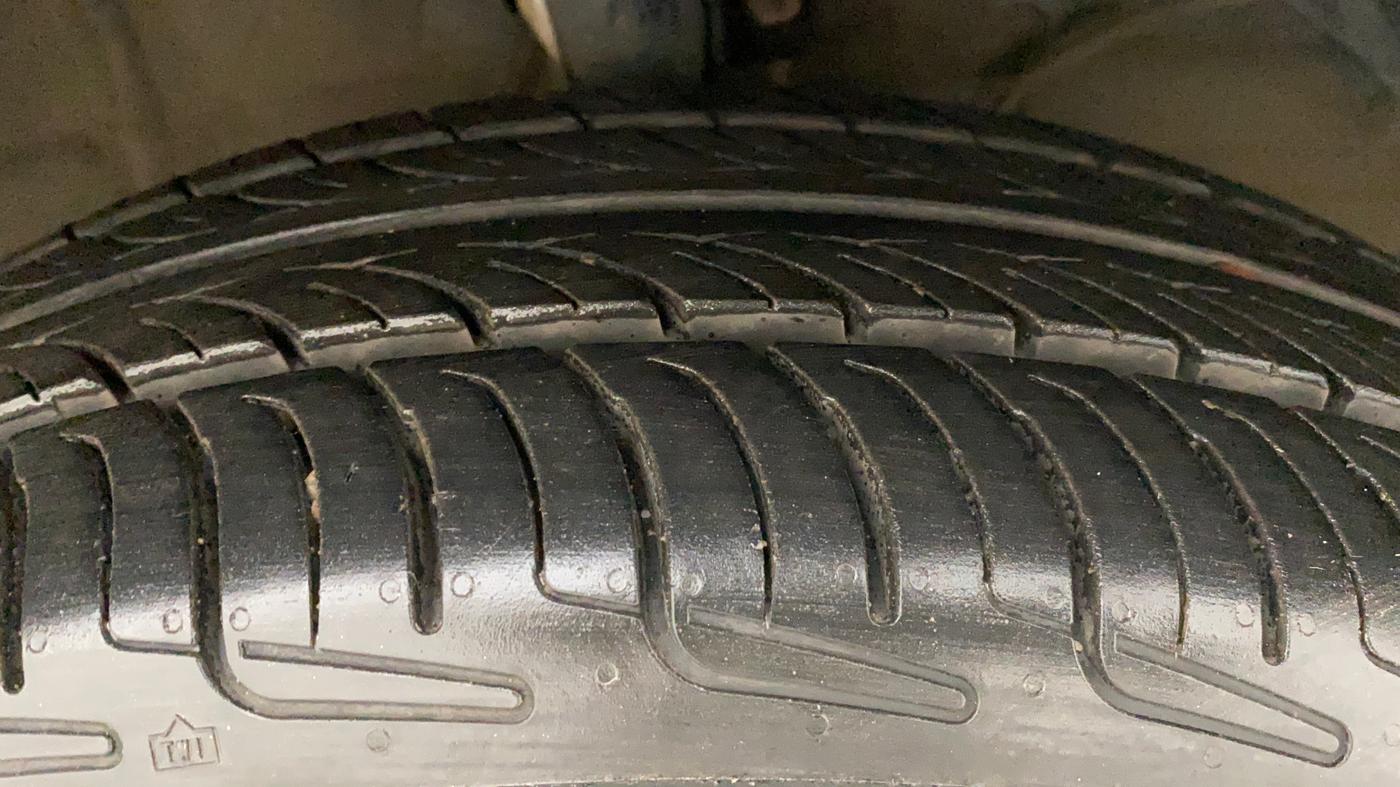 2017 Maruti Baleno DELTA PETROL 1.2, Petrol, Manual, 82,843 km, Right Front Tyre Tread
