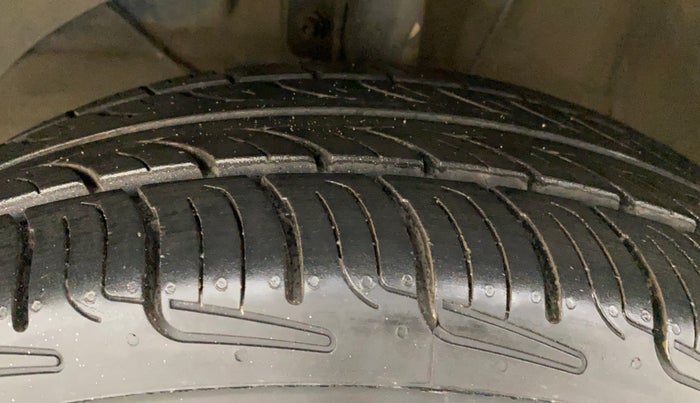 2017 Maruti Baleno DELTA PETROL 1.2, Petrol, Manual, 82,843 km, Left Front Tyre Tread