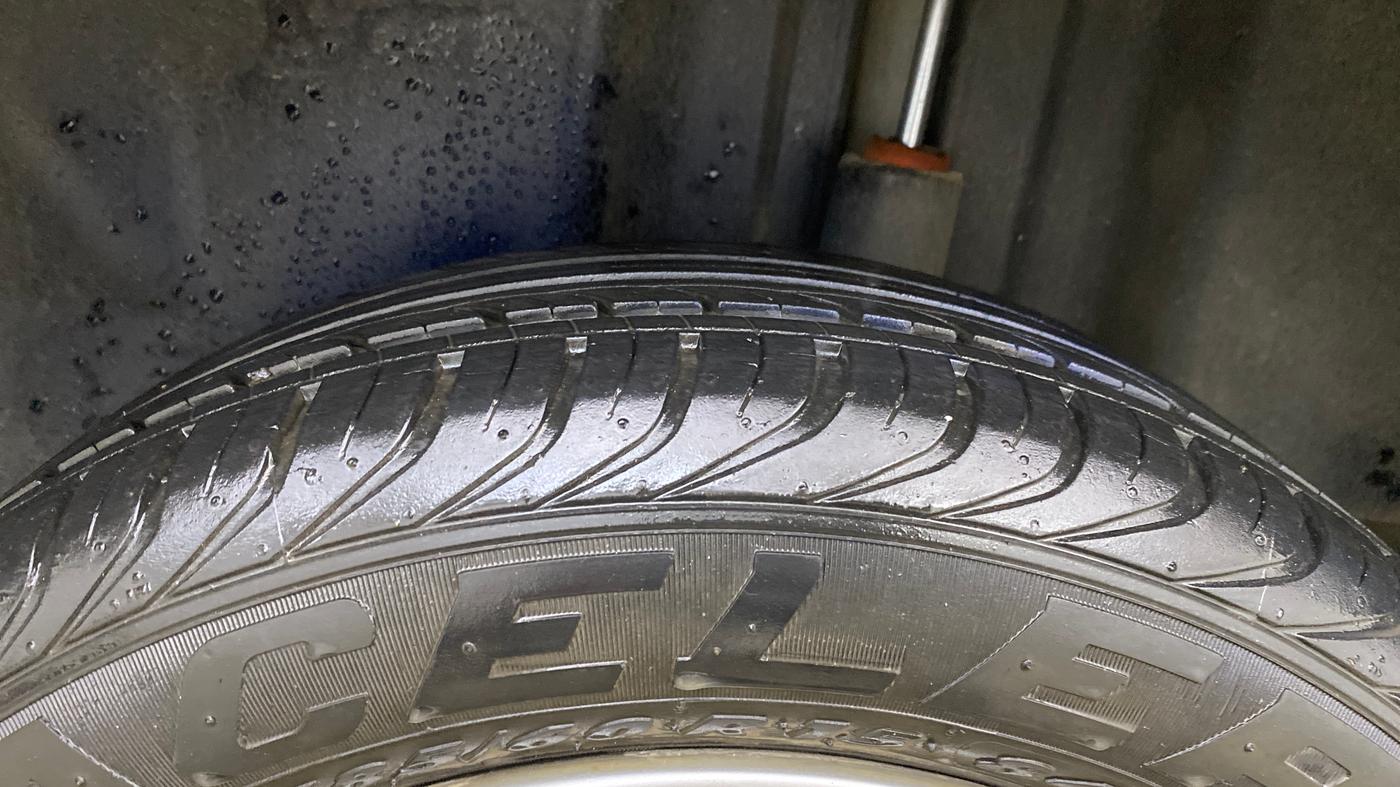 2013 Volkswagen Vento HIGHLINE DIESEL 1.6, Diesel, Manual, 22,392 km, Left Rear Tyre Tread