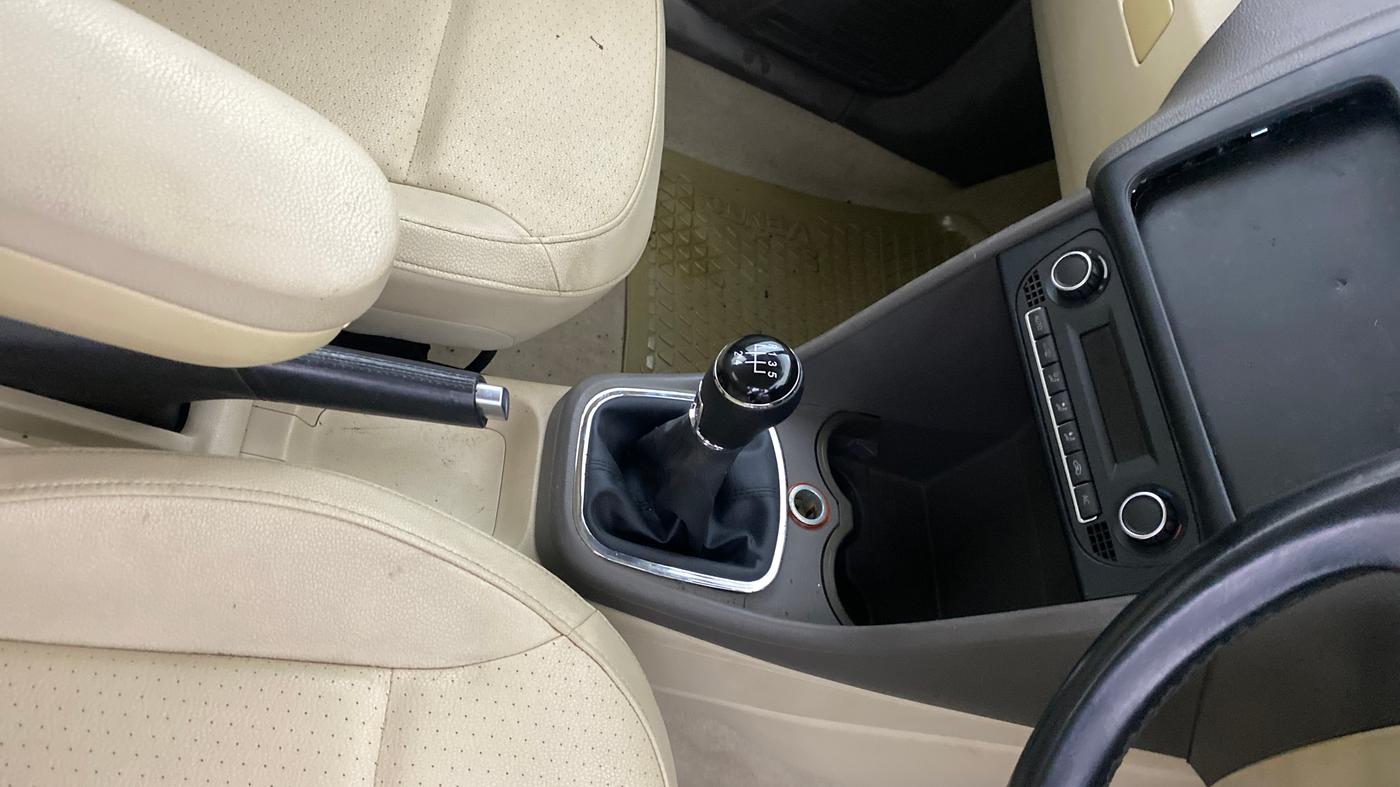 2013 Volkswagen Vento HIGHLINE DIESEL 1.6, Diesel, Manual, 22,392 km, Gear Lever