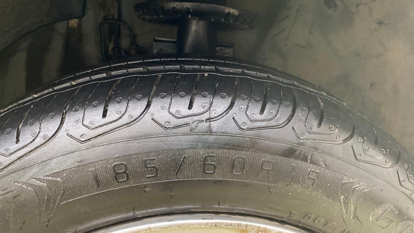2013 Volkswagen Vento HIGHLINE DIESEL 1.6, Diesel, Manual, 22,392 km, Right Front Tyre Tread