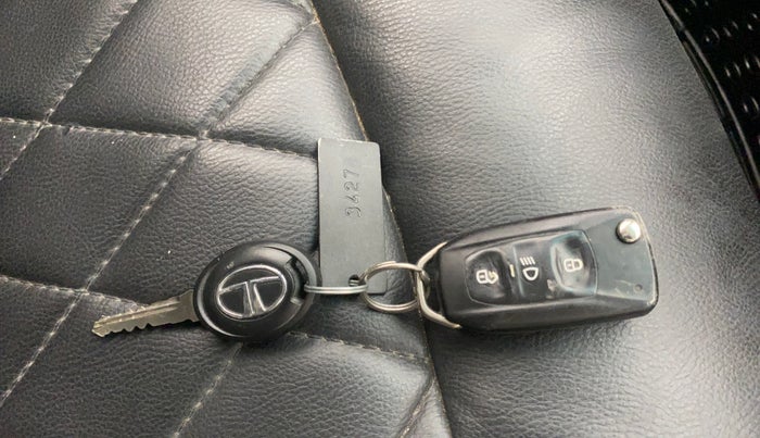 2017 Tata Tiago XZ PETROL, Petrol, Manual, 1,49,529 km, Key Close Up