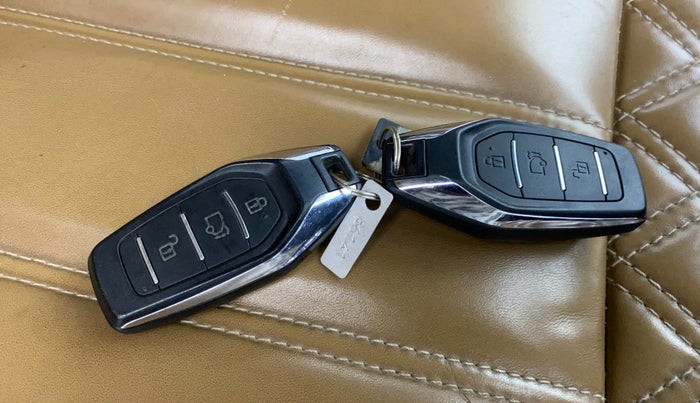 2019 Mahindra XUV500 W11 AT, Diesel, Automatic, 85,421 km, Key Close Up