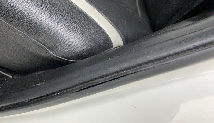 2015 Maruti Swift LXI (O), CNG, Manual, 98,674 km, Rear left door - Beading has minor damage