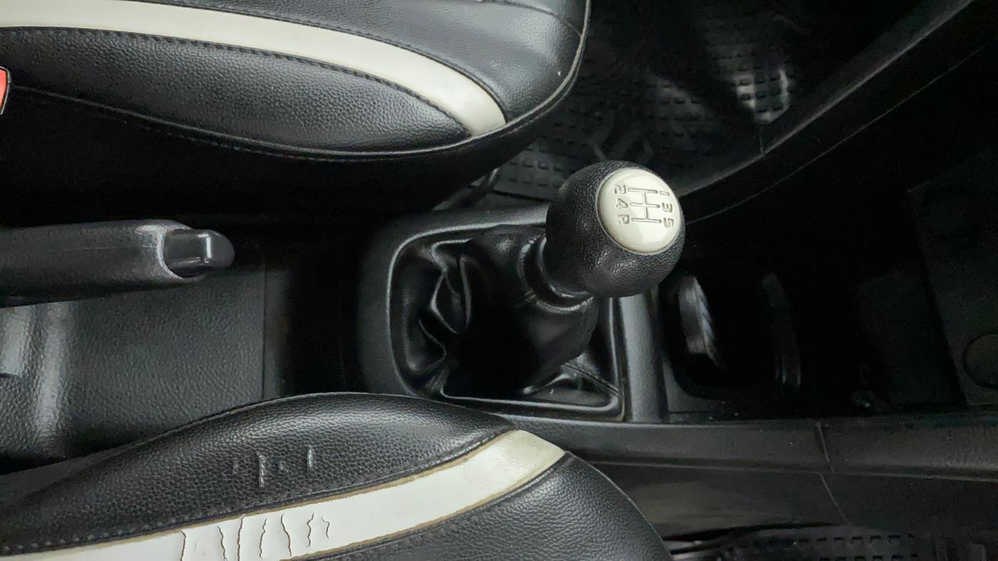 2015 Maruti Swift LXI (O), CNG, Manual, 98,674 km, Gear Lever