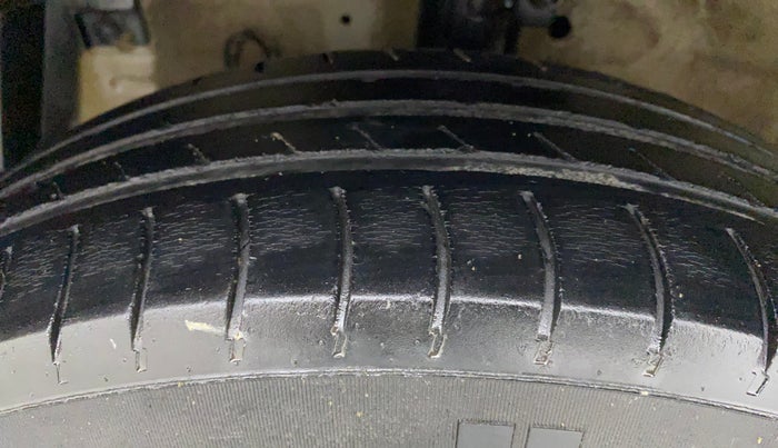 2015 Maruti Swift LXI (O), CNG, Manual, 98,674 km, Left Front Tyre Tread