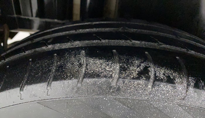 2015 Maruti Swift LXI (O), CNG, Manual, 98,674 km, Right Rear Tyre Tread