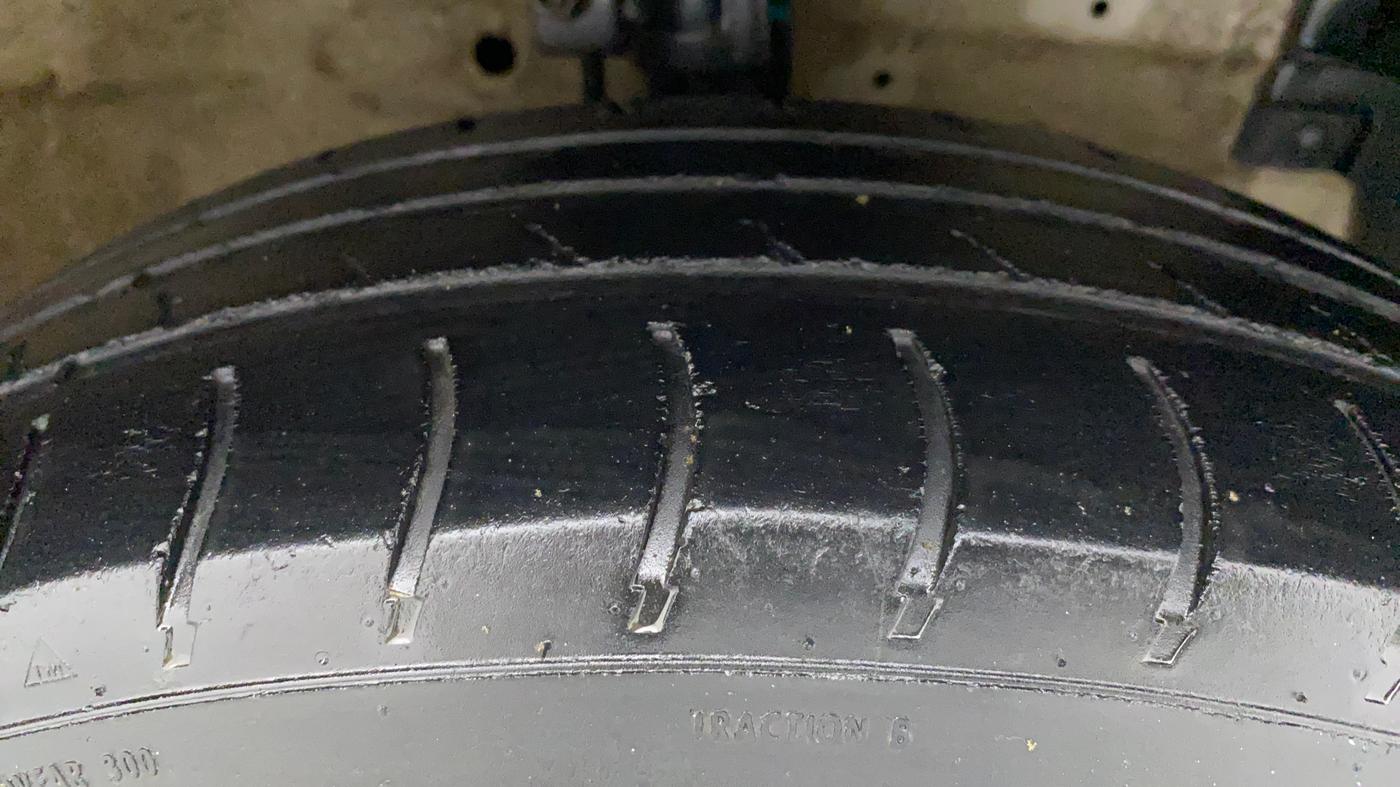 2015 Maruti Swift LXI (O), CNG, Manual, 98,674 km, Right Front Tyre Tread