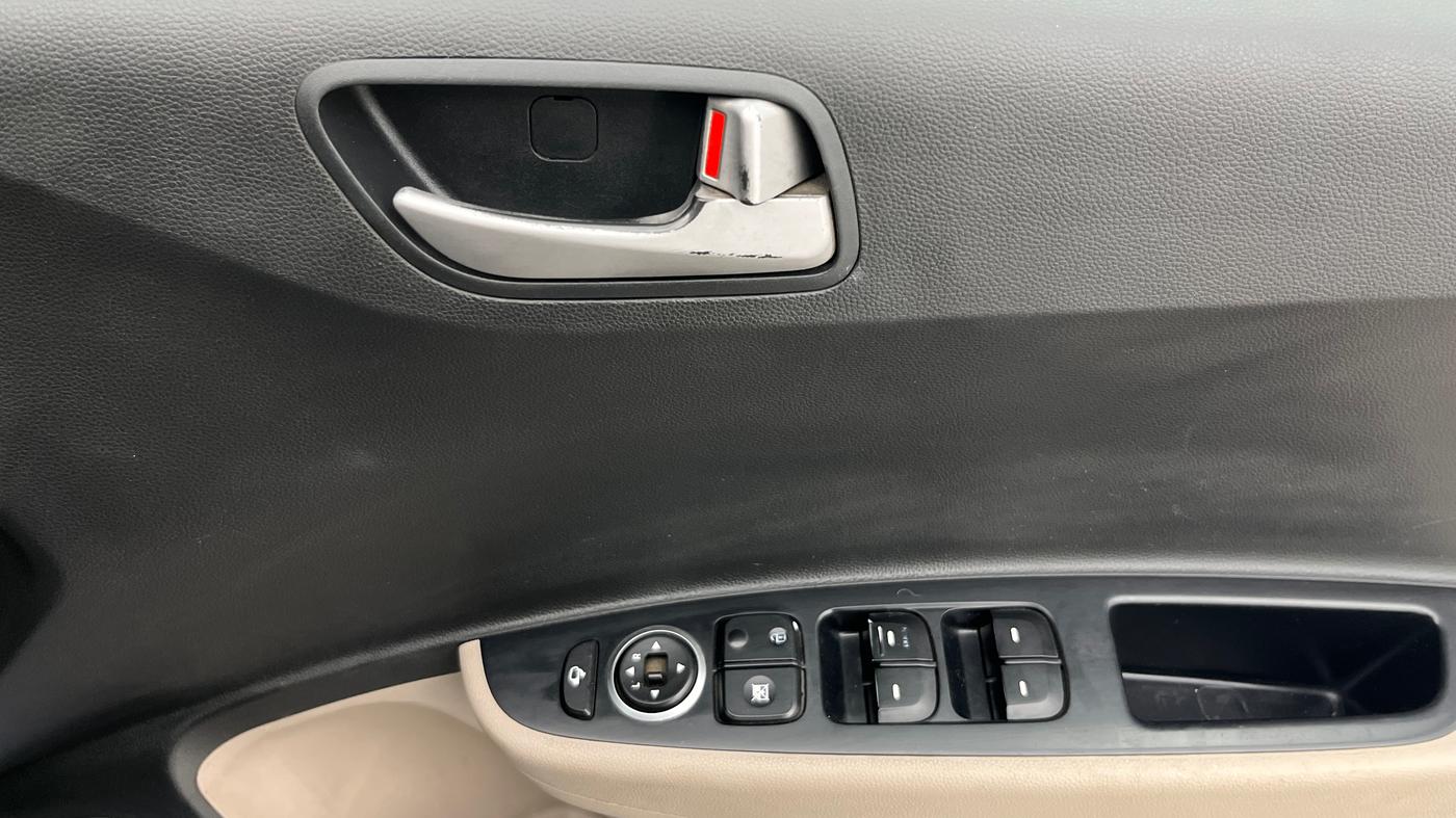 2014 Hyundai Grand i10 ASTA AT 1.2 KAPPA VTVT, Petrol, Automatic, 1,05,530 km, Driver Side Door Panels Control