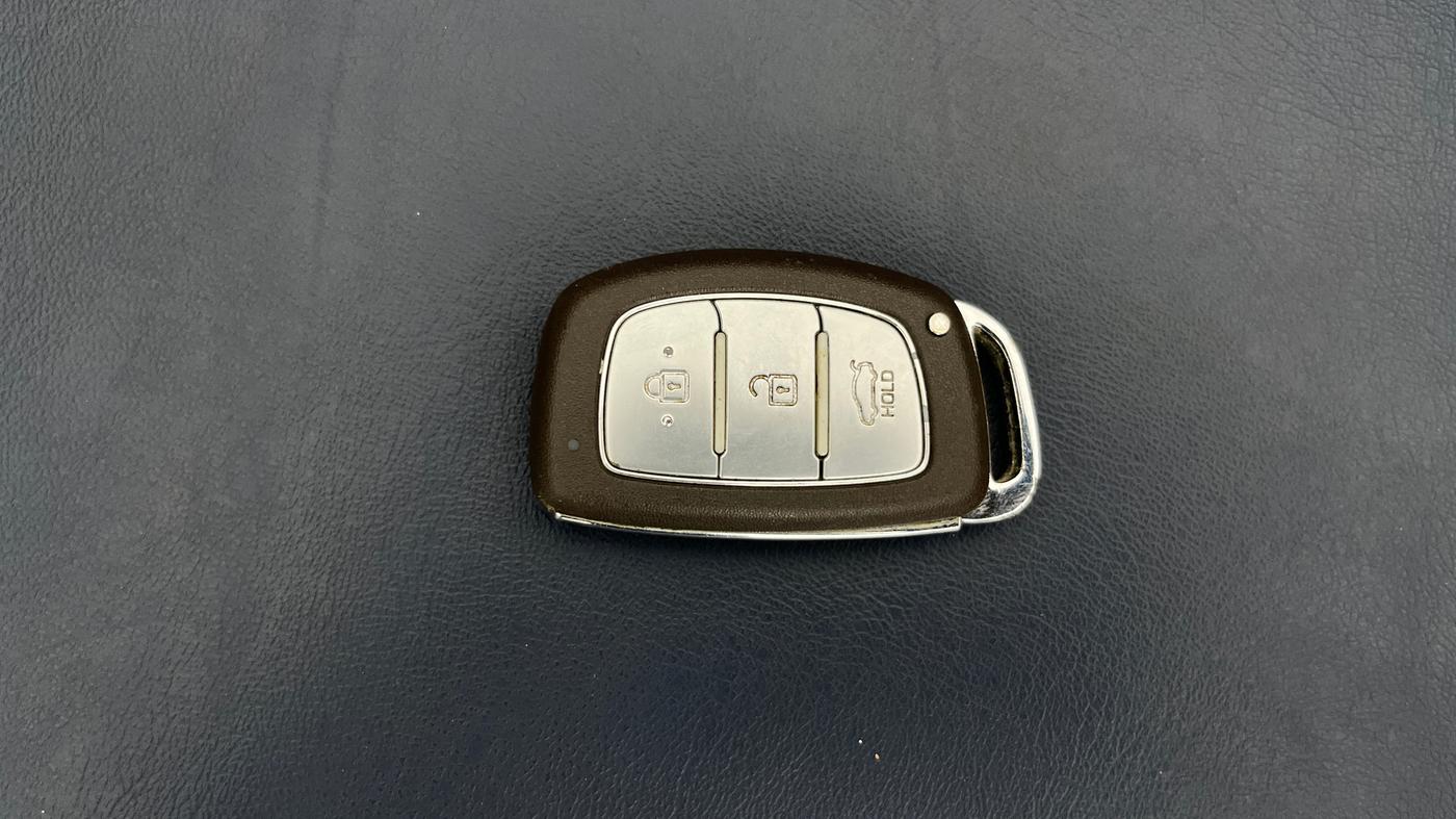2014 Hyundai Grand i10 ASTA AT 1.2 KAPPA VTVT, Petrol, Automatic, 1,05,530 km, Key Close Up