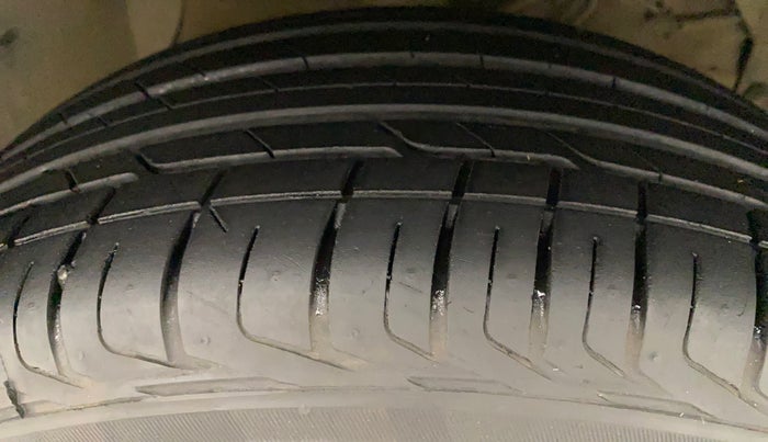 2016 Maruti Vitara Brezza ZDI, Diesel, Manual, 59,299 km, Right Front Tyre Tread
