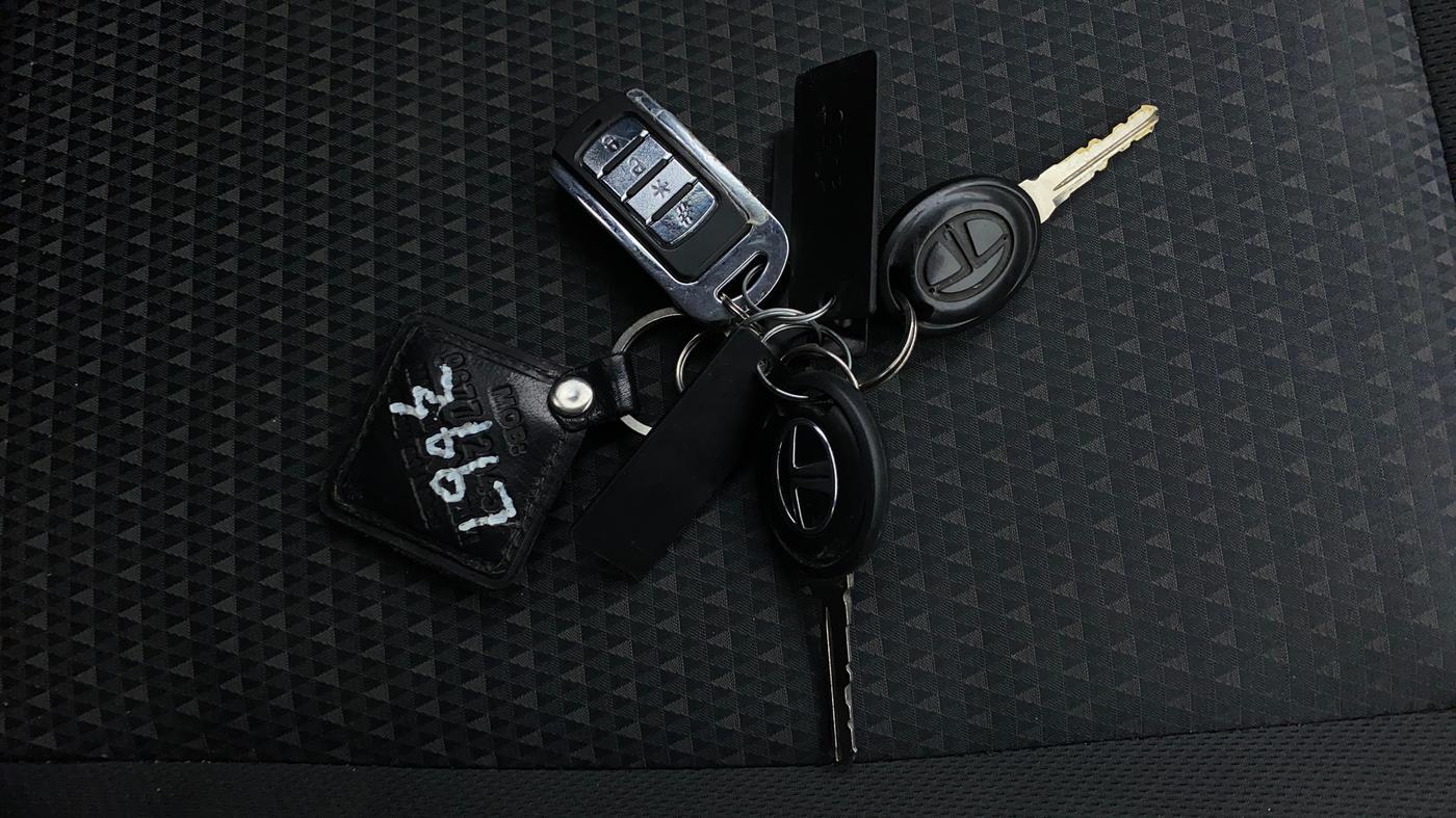 2018 Tata TIGOR XM PETROL, CNG, Manual, 1,15,622 km, Key Close Up