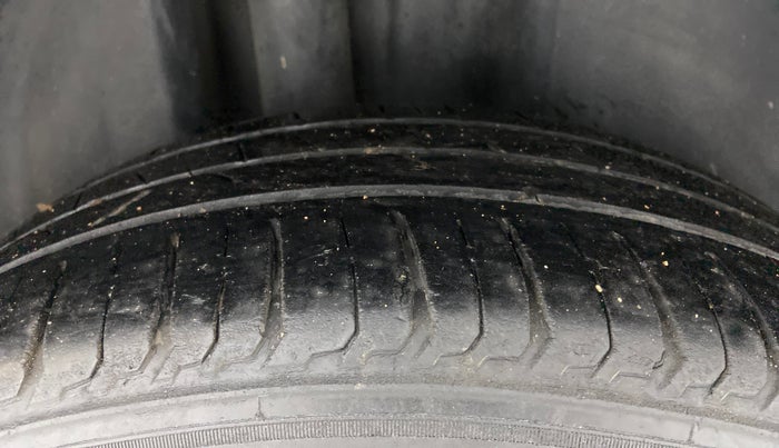 2016 Skoda Rapid STYLE 1.5 TDI, Diesel, Manual, 1,00,615 km, Right Rear Tyre Tread