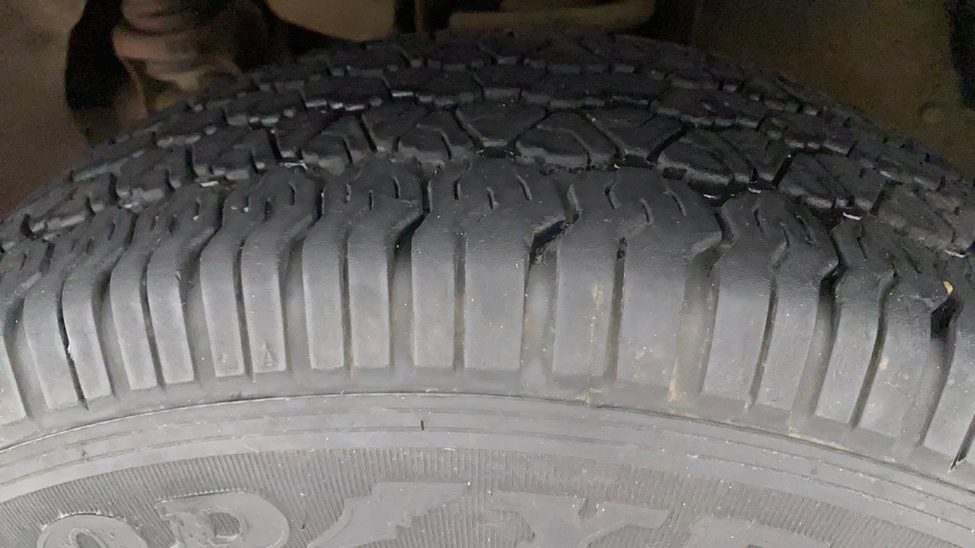 2017 Mahindra TUV300 T8, Diesel, Manual, 75,878 km, Left Front Tyre Tread