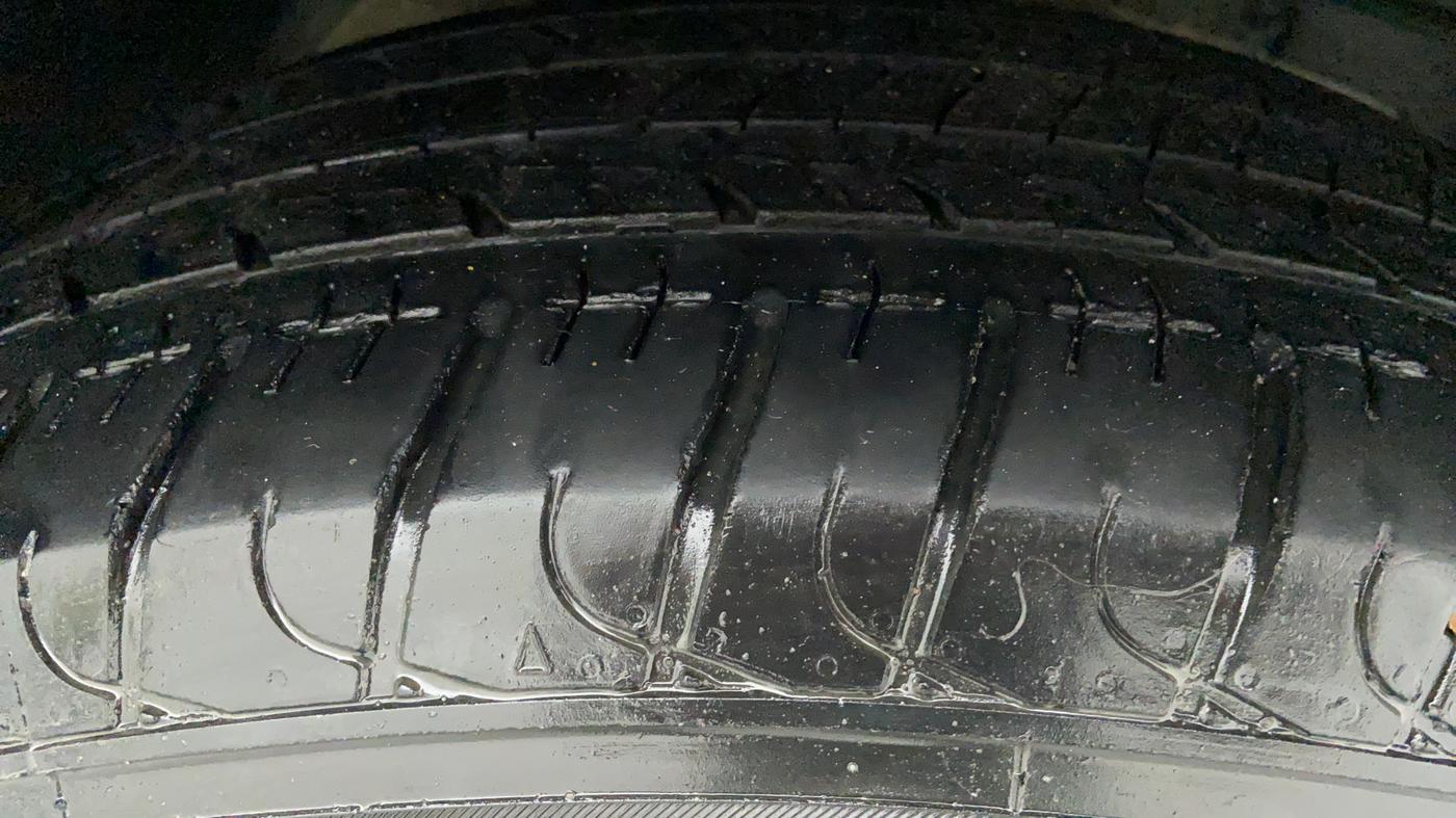 2017 Mahindra XUV500 W6 4X2, Diesel, Manual, 1,96,469 km, Right Front Tyre Tread