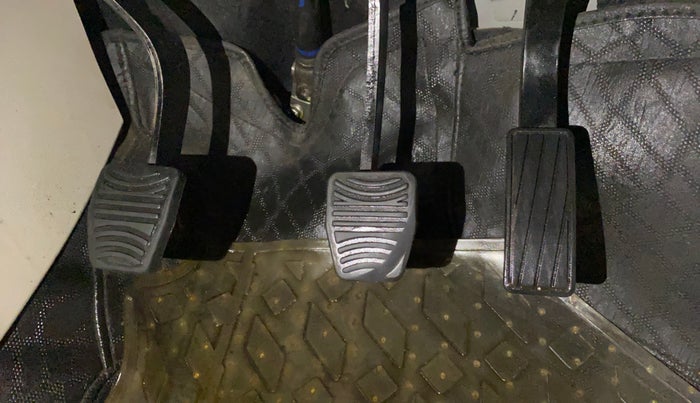 2021 Mahindra XUV300 W8 1.2 PETROL, Petrol, Manual, 53,404 km, Pedals