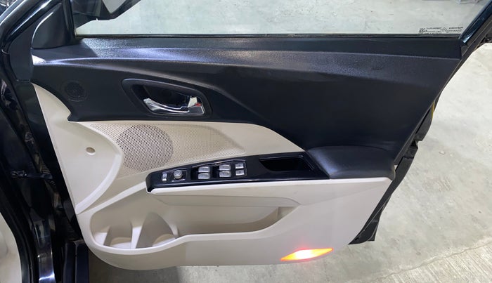 2021 Mahindra XUV300 W8 1.2 PETROL, Petrol, Manual, 53,404 km, Driver Side Door Panels Control