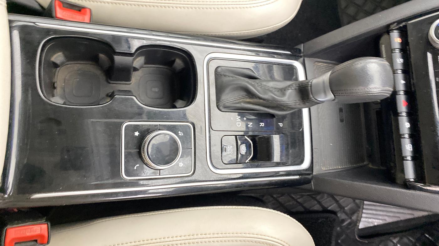 2023 Mahindra XUV700 AX 7 LUXURY P AT 7 STR, Petrol, Automatic, 33,773 km, Gear Lever