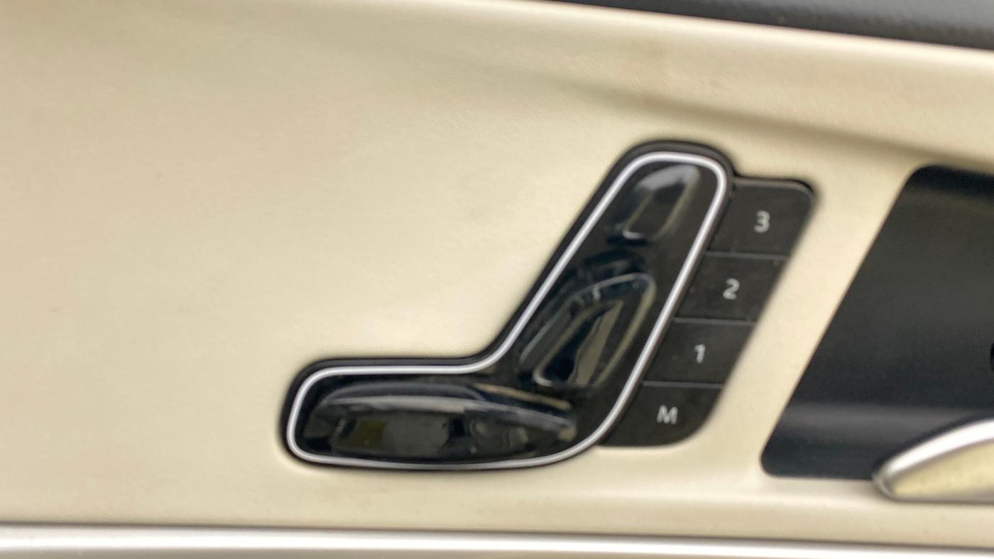 2023 Mahindra XUV700 AX 7 LUXURY P AT 7 STR, Petrol, Automatic, 33,773 km, Driver Side Adjustment Panel