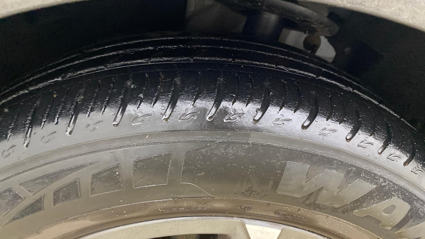 2023 Mahindra XUV700 AX 7 LUXURY P AT 7 STR, Petrol, Automatic, 33,773 km, Left Front Tyre Tread