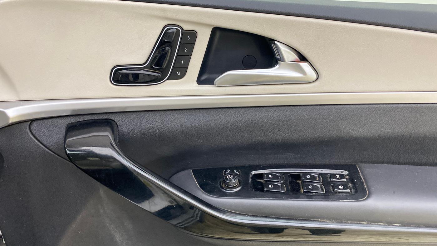 2023 Mahindra XUV700 AX 7 LUXURY P AT 7 STR, Petrol, Automatic, 33,773 km, Driver Side Door Panels Control