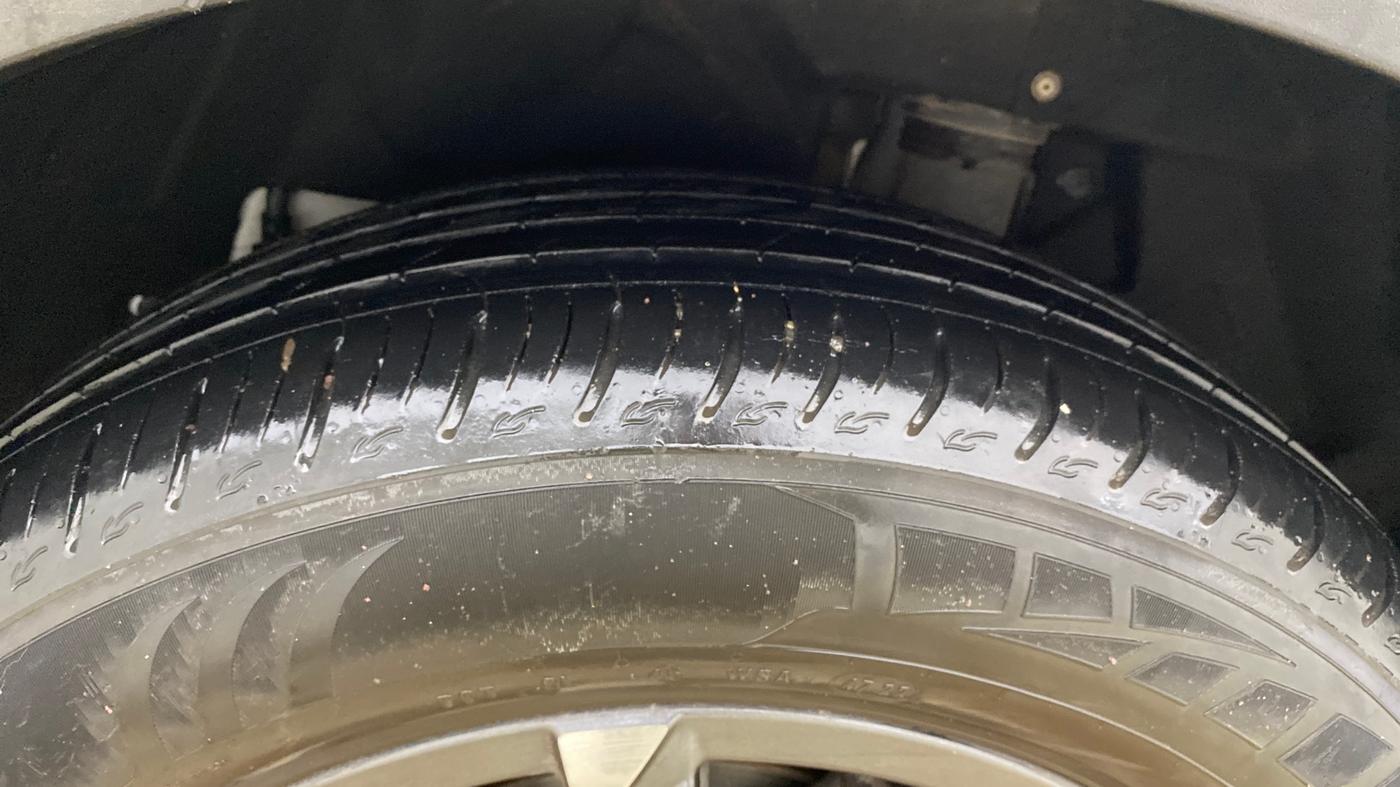 2023 Mahindra XUV700 AX 7 LUXURY P AT 7 STR, Petrol, Automatic, 33,773 km, Left Rear Tyre Tread