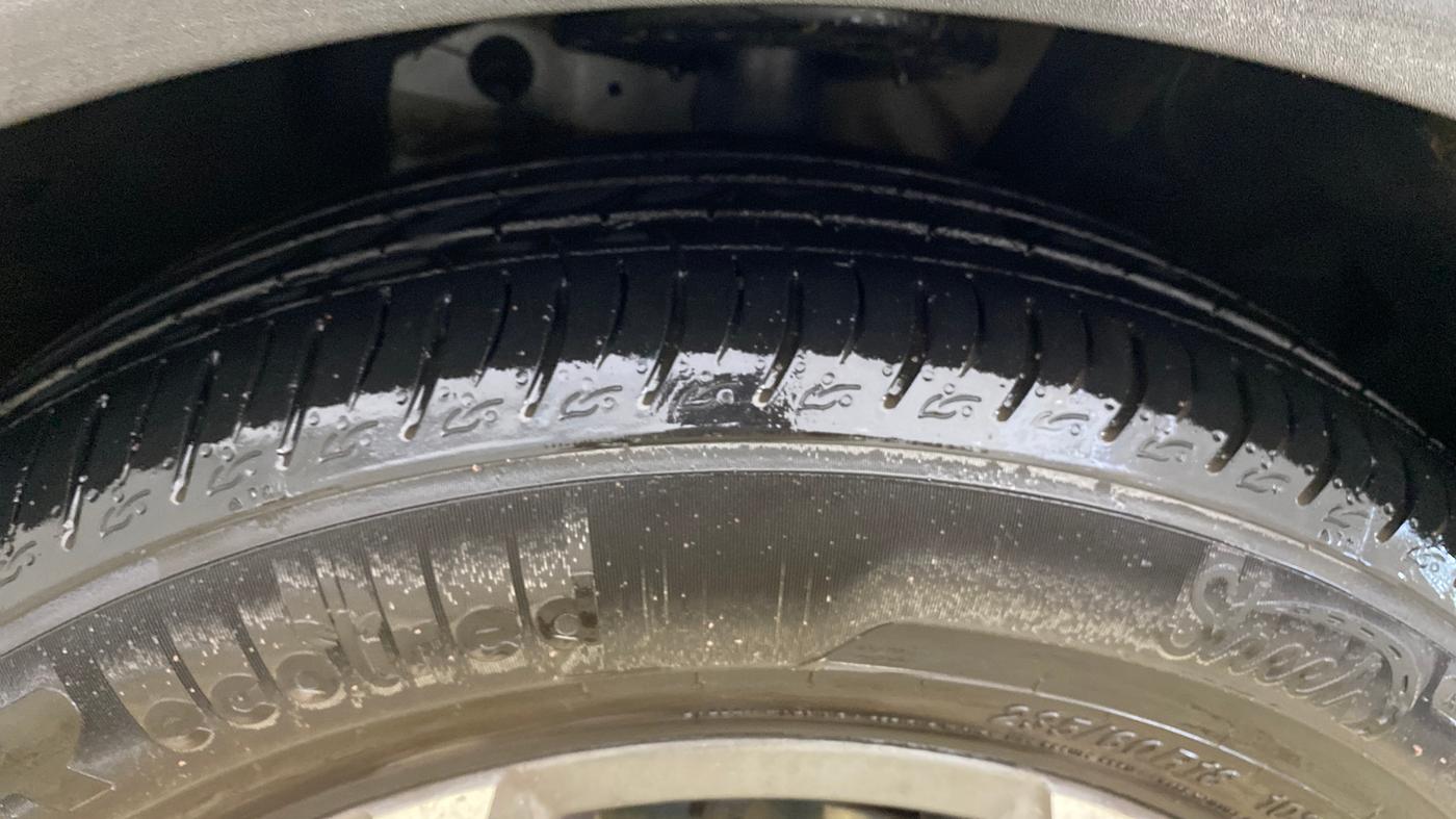 2023 Mahindra XUV700 AX 7 LUXURY P AT 7 STR, Petrol, Automatic, 33,773 km, Right Front Tyre Tread