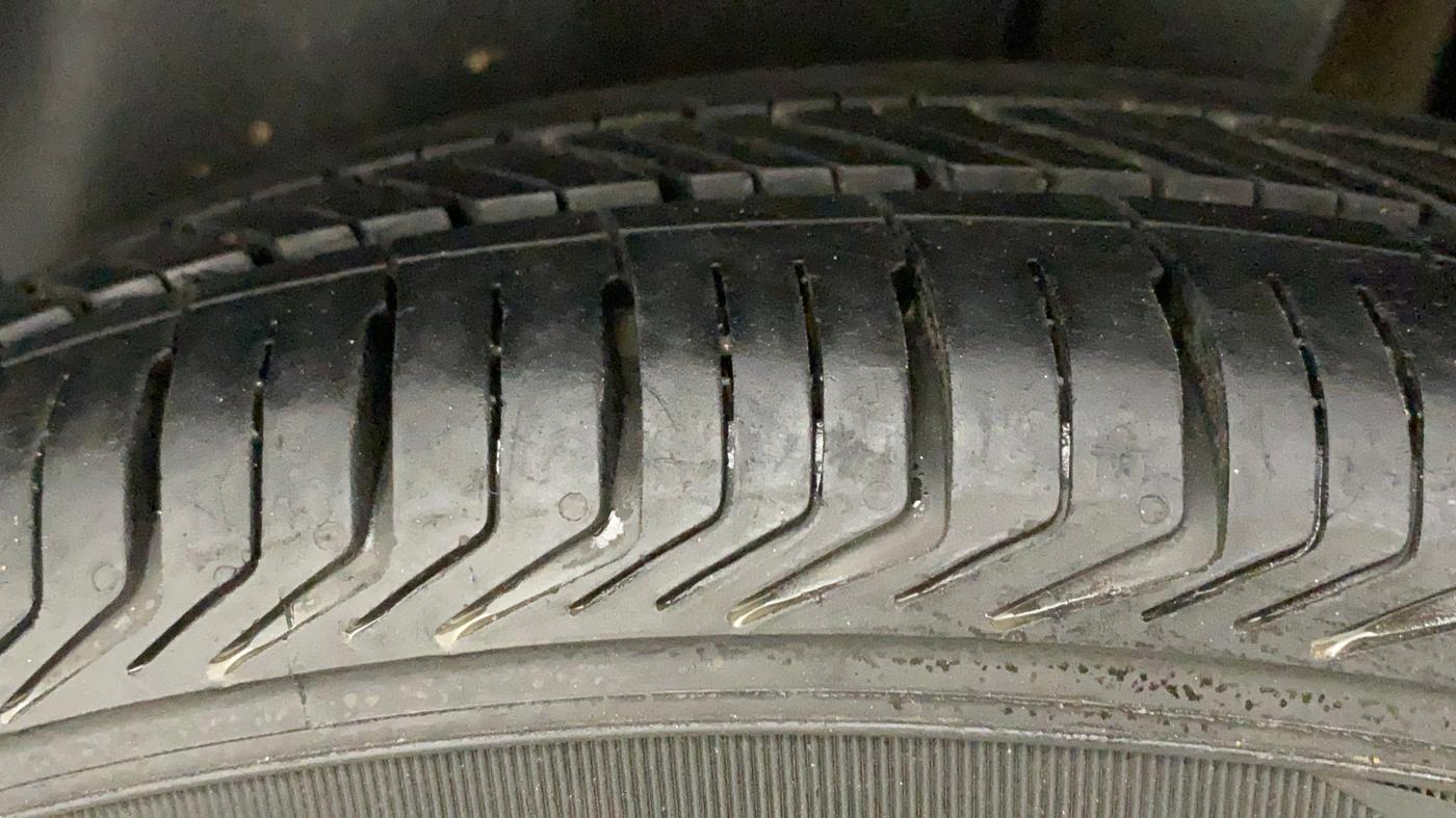 2014 Maruti Swift LXI (O), Petrol, Manual, 72,954 km, Left Rear Tyre Tread